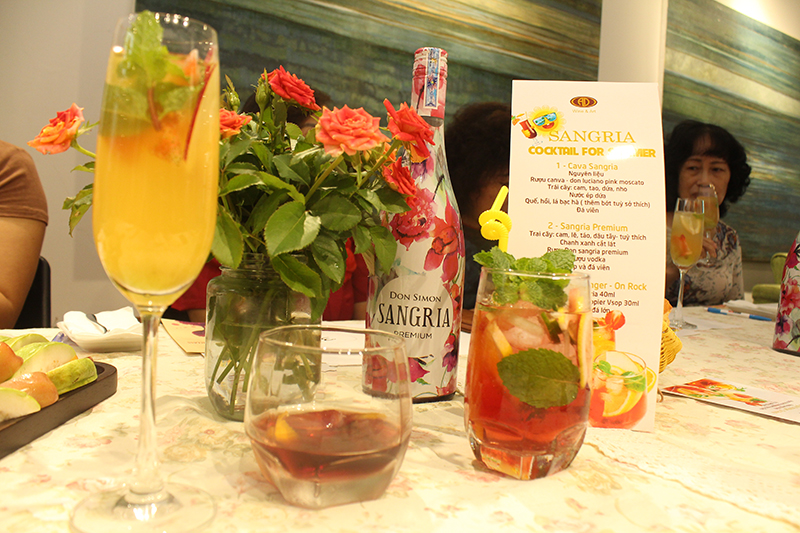 Thưởng thức Cocktail Sangria